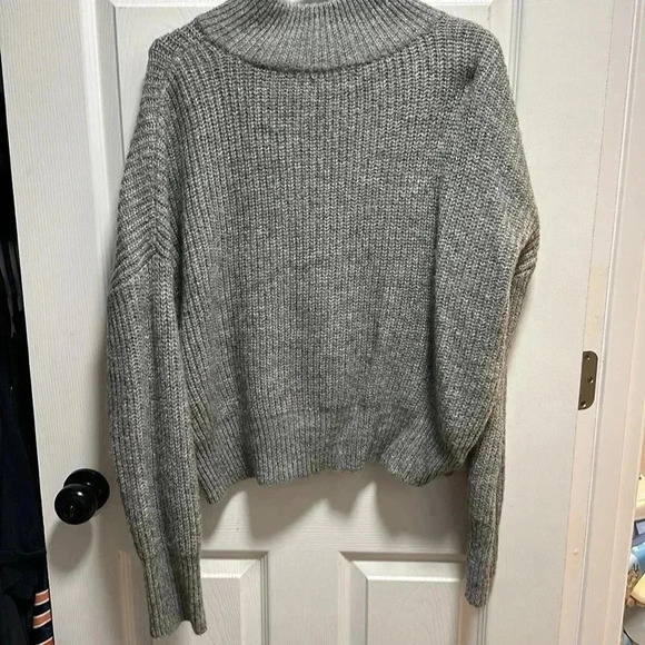 NWOT CALVIN KLEIN JEANS SLIGHTLY CROPPED GRAY CREWNECK PULLOVER SWEATER - Picture 4 of 5